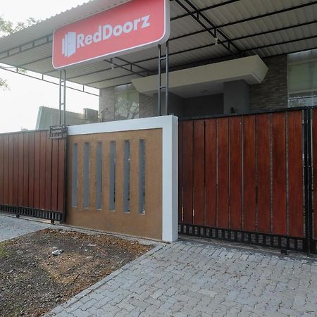 Готель Reddoorz Near Kawasan Bandara Ahmad Yani Semarang 2 Екстер'єр фото