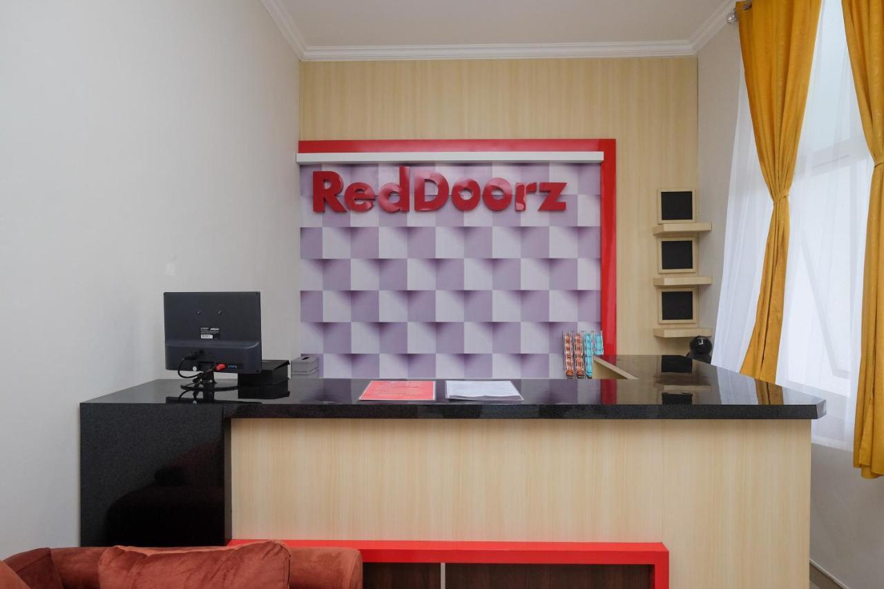 Готель Reddoorz Near Kawasan Bandara Ahmad Yani Semarang 2 Екстер'єр фото