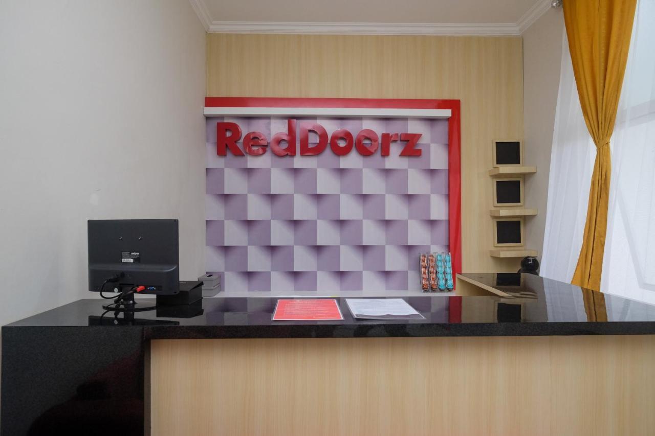 Готель Reddoorz Near Kawasan Bandara Ahmad Yani Semarang 2 Екстер'єр фото