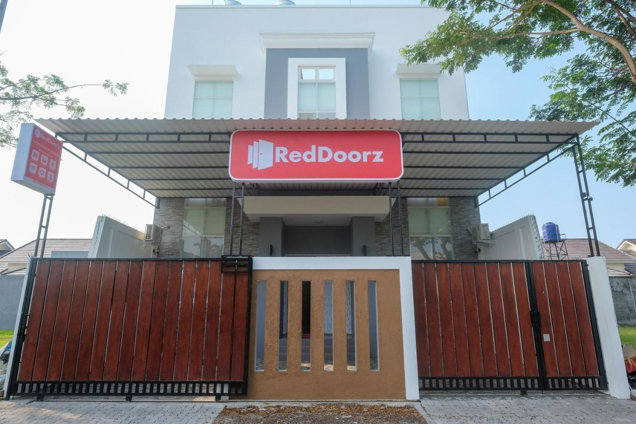 Готель Reddoorz Near Kawasan Bandara Ahmad Yani Semarang 2 Екстер'єр фото