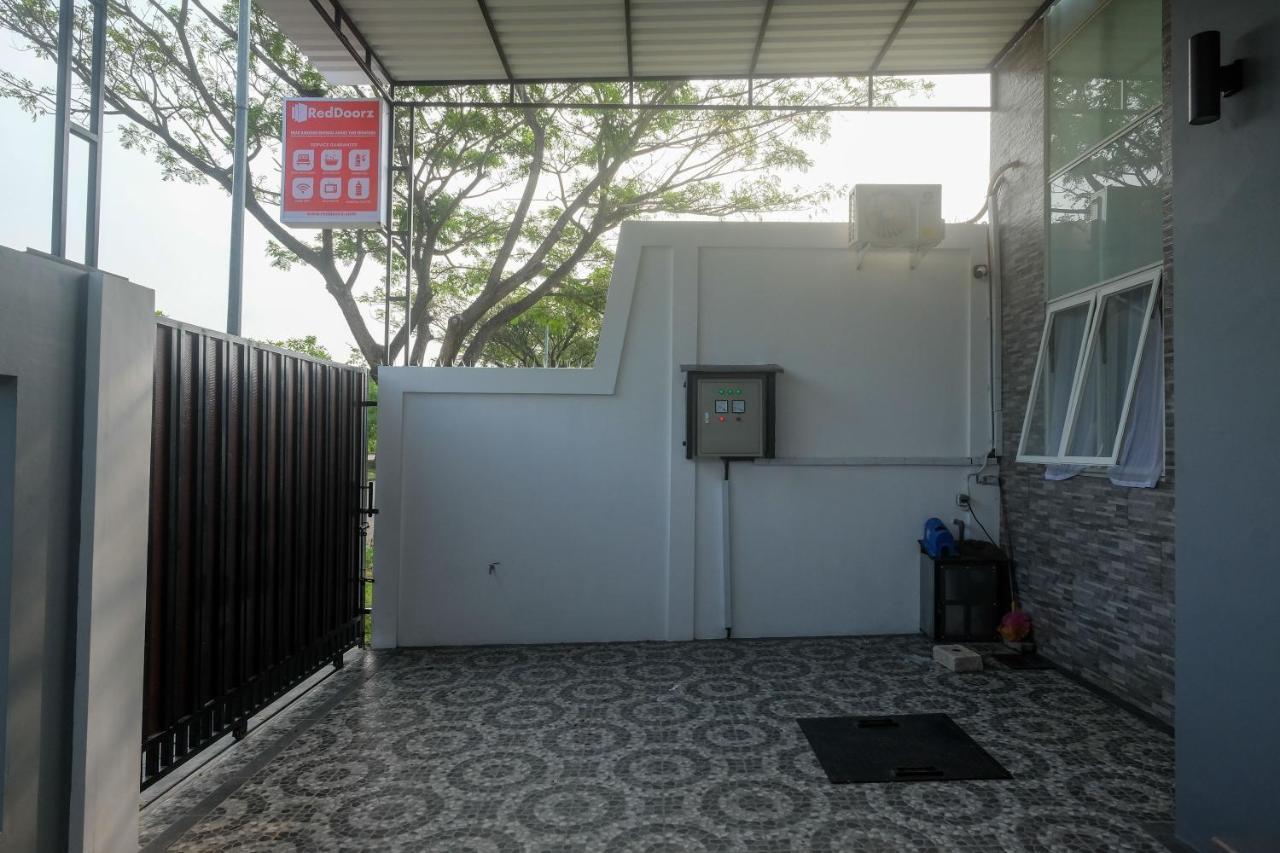 Готель Reddoorz Near Kawasan Bandara Ahmad Yani Semarang 2 Екстер'єр фото