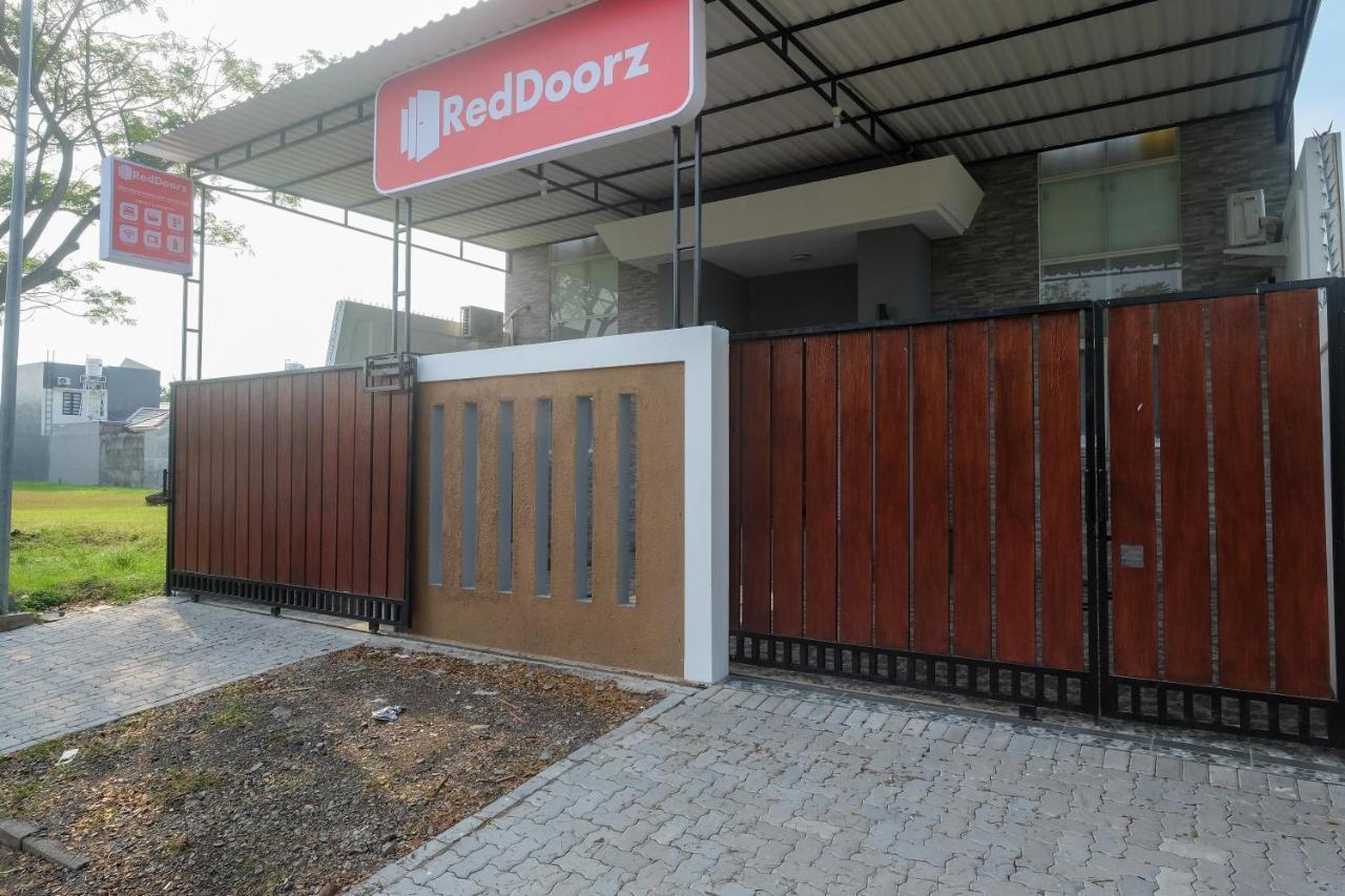 Готель Reddoorz Near Kawasan Bandara Ahmad Yani Semarang 2 Екстер'єр фото